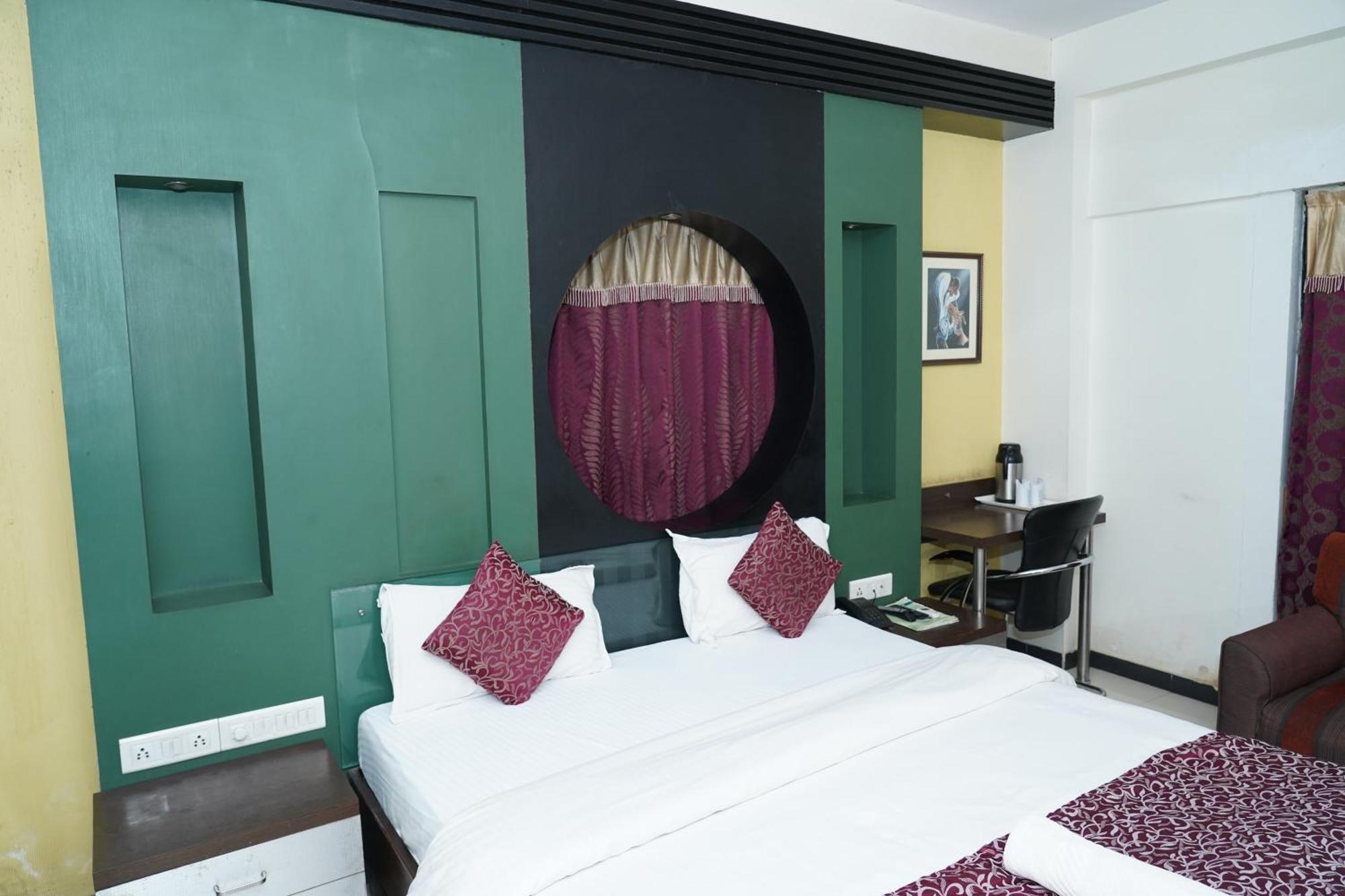 Marshall The Grand Hotel Ахмедабад Екстериор снимка